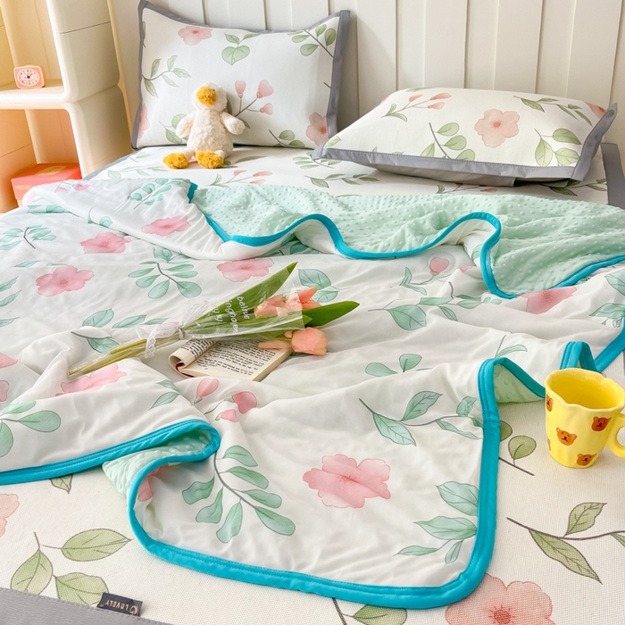 91家纺网 家纺一手货源 找家纺 安哆啦 2024新款A类凉感丝冰豆豆夏被冰丝席冰藤席四件套 夏被-花丛间