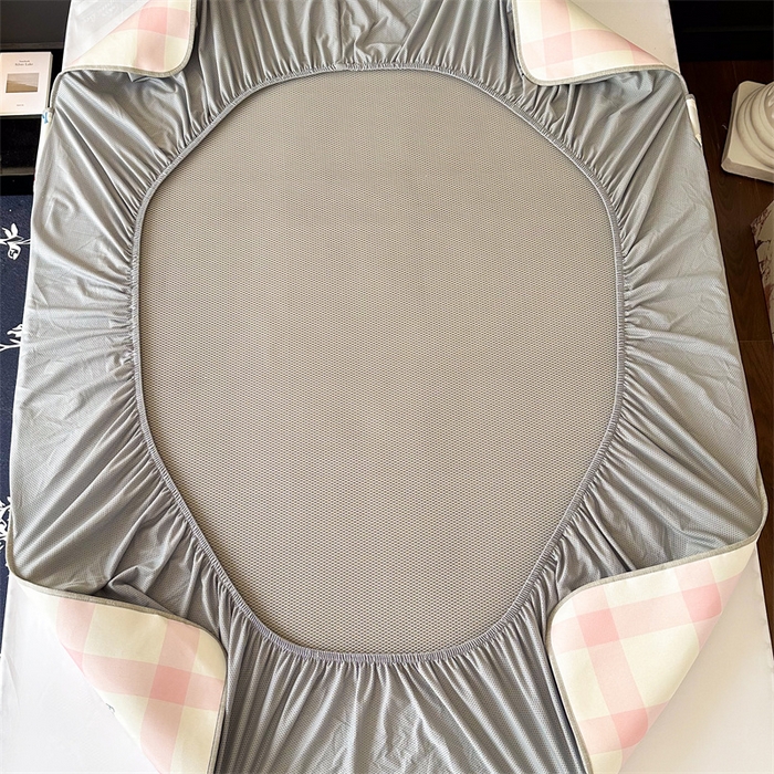 91家纺网 家纺一手货源 找家纺 甜梦 2024新款母婴级7A抗菌养生冰藤席影棚1—床笠款 格子草莓（床笠款）