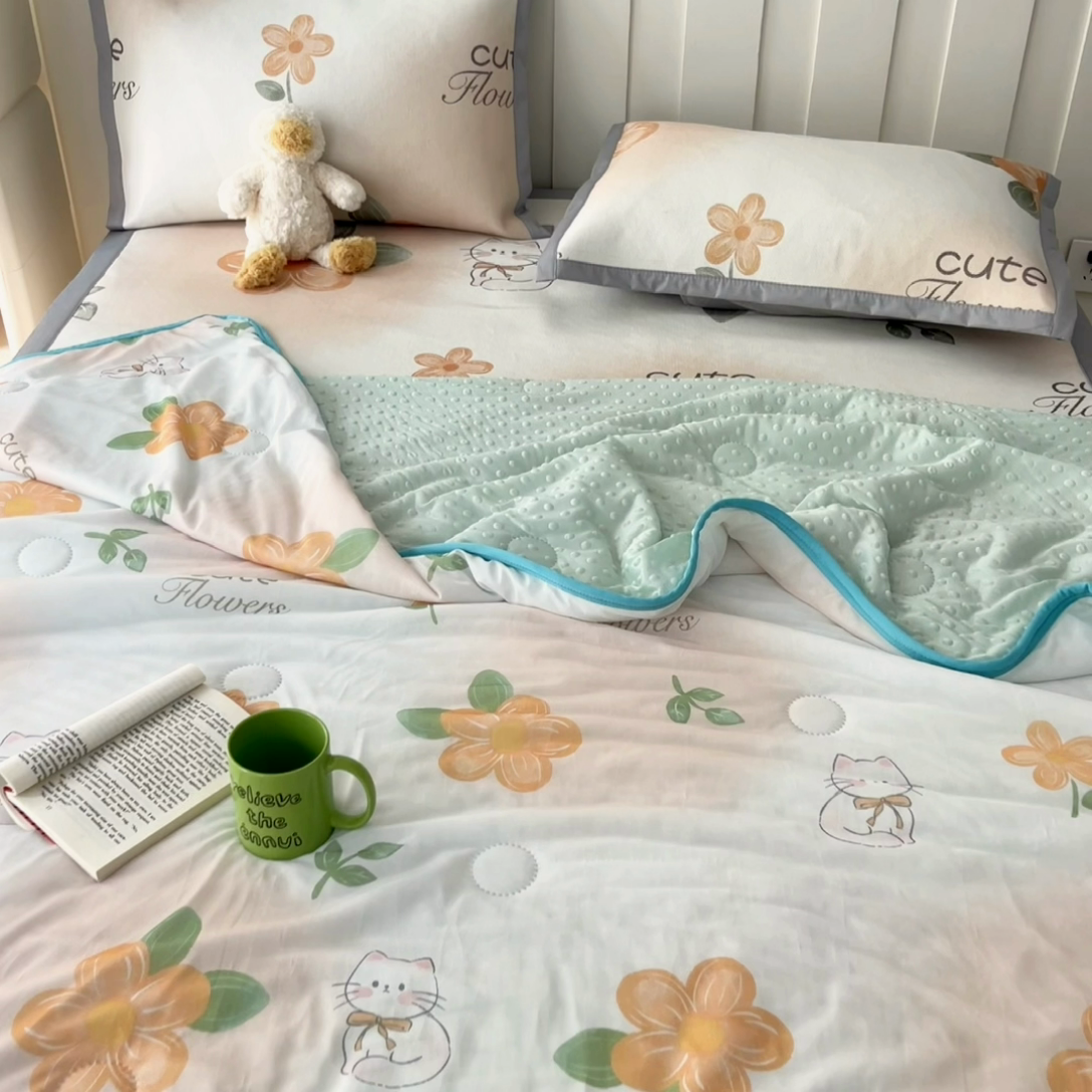 91家纺网 家纺一手货源 找家纺 安哆啦 2024新款A类凉感丝冰豆豆夏被冰丝席冰藤席四件套 夏被-桔花猫