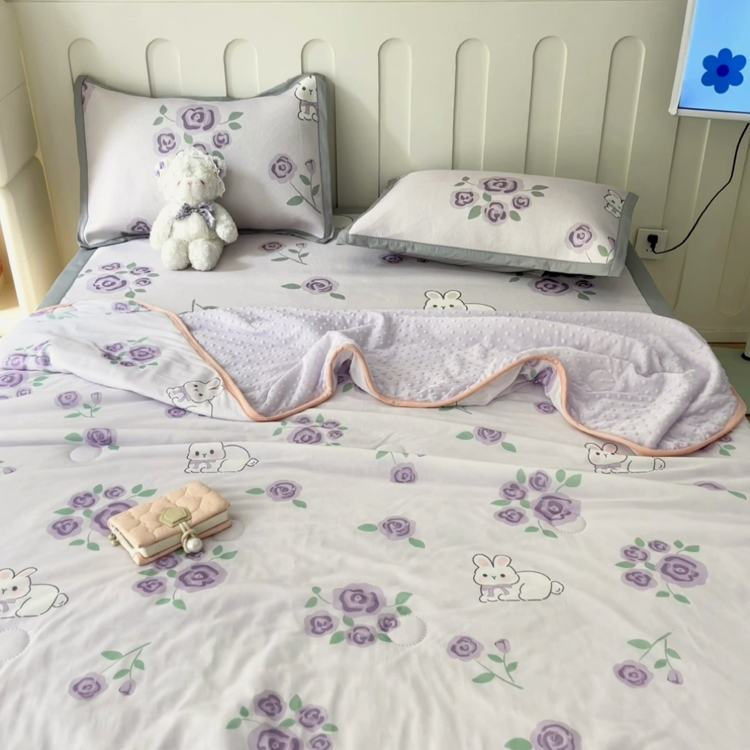 91家纺网 家纺一手货源 找家纺 安哆啦 2024新款A类凉感丝冰豆豆夏被冰丝席冰藤席四件套 夏被-紫花兔