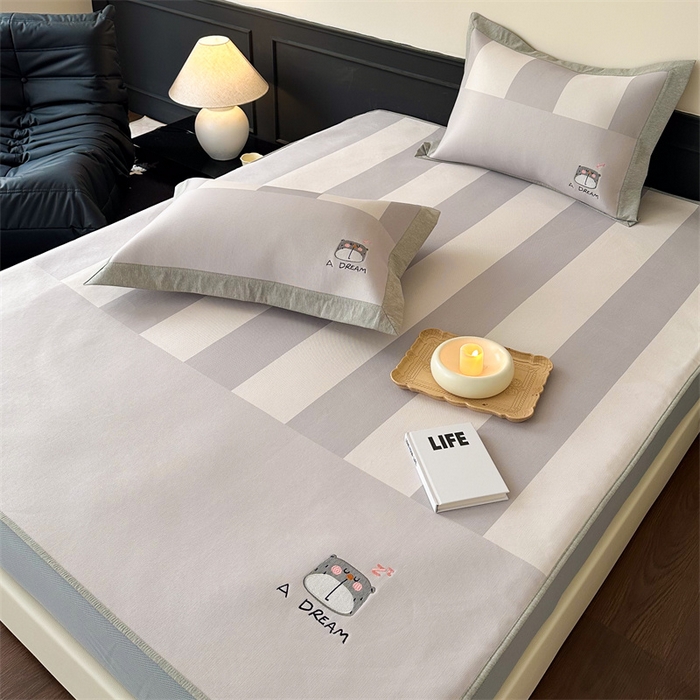 91家纺网 家纺一手货源 找家纺 甜梦 2024新款母婴级7A抗菌养生冰藤席影棚1—床笠款 美梦熊（床笠款）