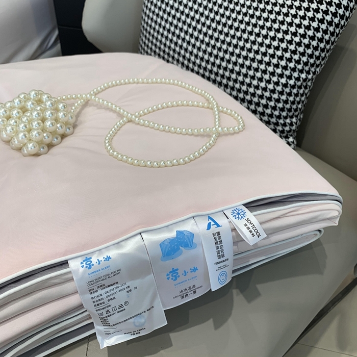 91家纺网 家纺一手货源 找家纺 奈萝家纺 2025新款A类凉感丝小凉皮夏被可机洗夏被新品空调被 嘟嘟粉灰