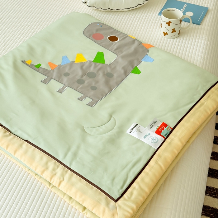 91家纺网 家纺一手货源 找家纺 喜多兔儿童家纺 2024新款莫代尔夏被空调被-萌宝宝系列 绿色小恐龙亮亮