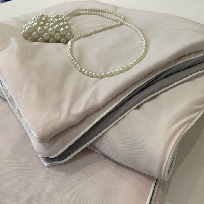 91家纺网 家纺一手货源 找家纺 奈萝家纺 2025新款A类凉感丝小凉皮夏被可机洗夏被新品空调被 嘟嘟粉灰