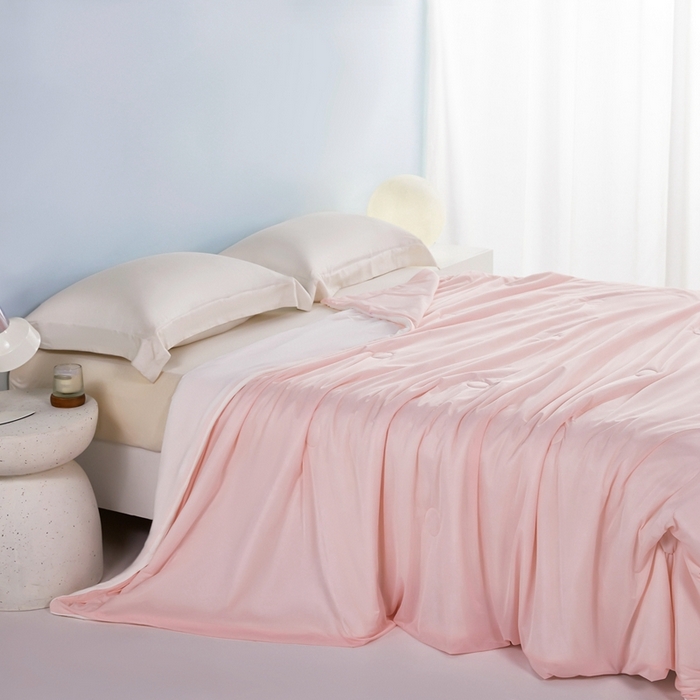 91家纺网 家纺一手货源 找家纺 美宜家 2025新款A类氨纶凉感丝冰激凌夏被被子被芯 粉白