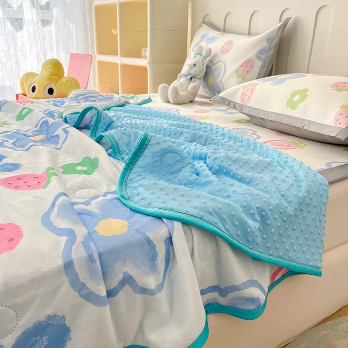 91家纺网 家纺一手货源 找家纺 安哆啦 2024新款A类凉感丝冰豆豆夏被冰丝席冰藤席四件套 夏被-草莓蓝花