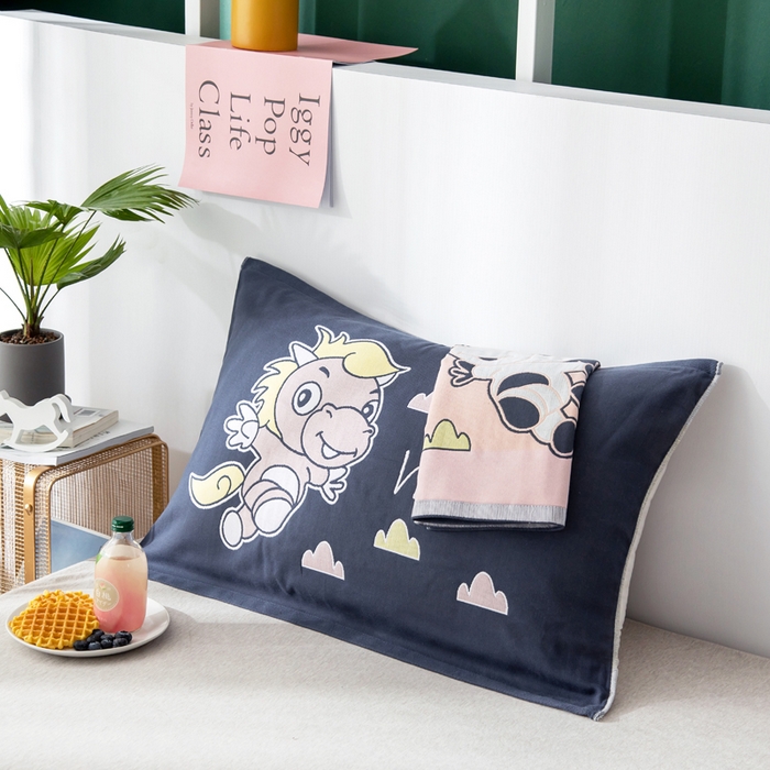 91家纺网 家纺一手货源 找家纺 朴尔2024新款儿童定位卡通大版花全棉四层纱布枕巾 奔奔马53*78CM（成人）/对