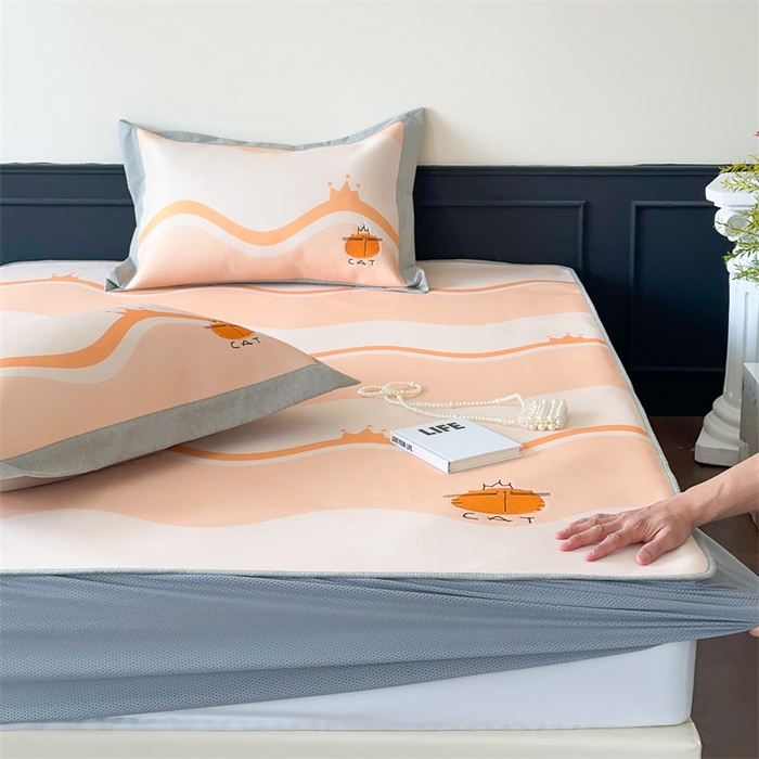 91家纺网 家纺一手货源 找家纺 甜梦 2024新款母婴级7A抗菌养生冰藤席影棚1—床笠款 皇冠橘子猫（床笠款）