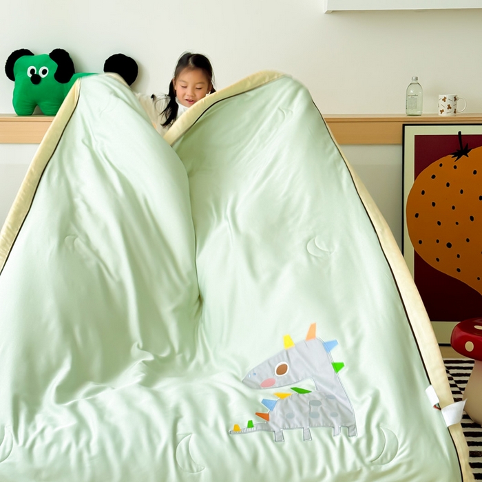 91家纺网 家纺一手货源 找家纺 喜多兔儿童家纺 2024新款莫代尔夏被空调被-萌宝宝系列 绿色小恐龙亮亮