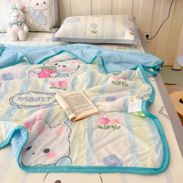 91家纺网 家纺一手货源 找家纺 安哆啦 2024新款A类凉感丝冰豆豆夏被冰丝席冰藤席四件套 夏被-花中兔