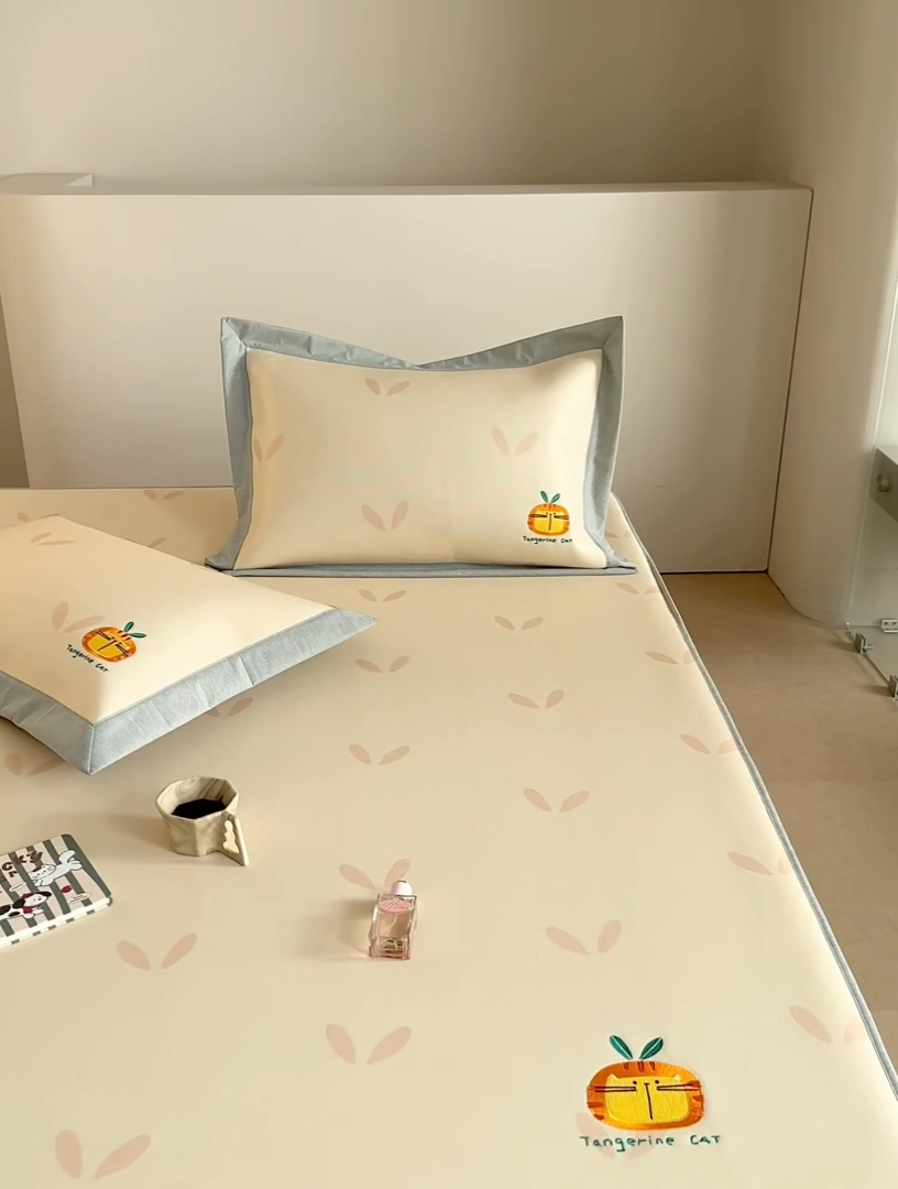 91家纺网 家纺一手货源 找家纺 甜梦 2024新款母婴级7A抗菌养生冰藤席影棚1—床笠款 小草猫猫（床笠款）