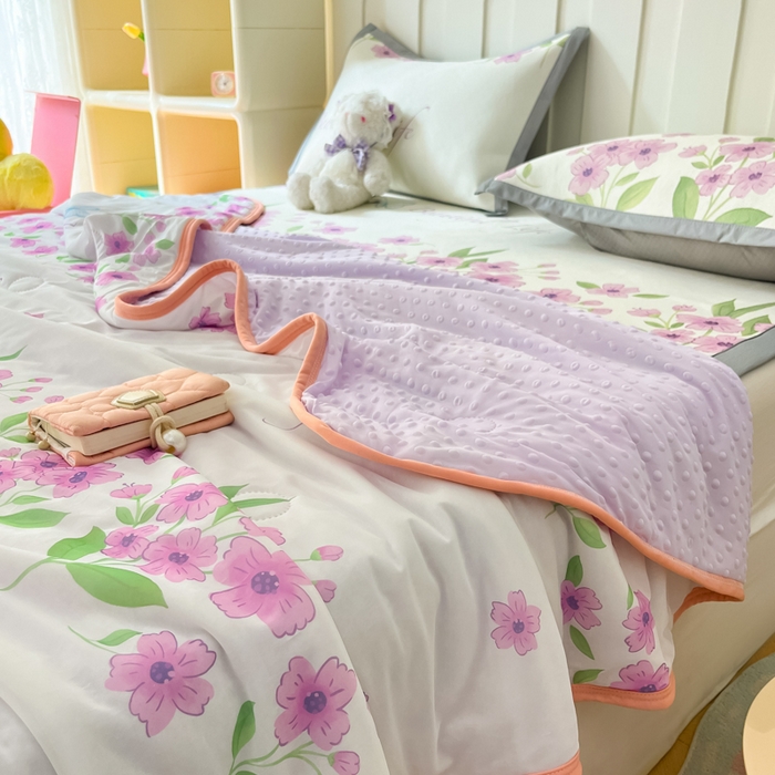 91家纺网 家纺一手货源 找家纺 安哆啦 2024新款A类凉感丝冰豆豆夏被冰丝席冰藤席四件套 夏被-浪漫花语