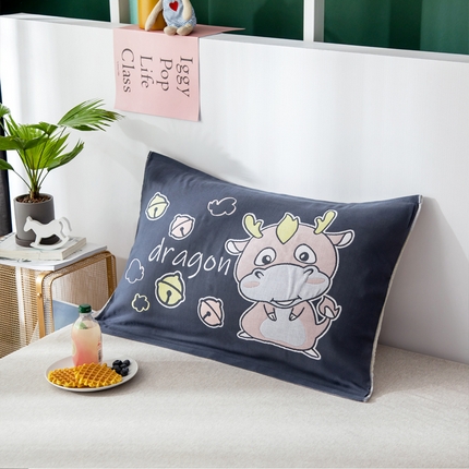 91家纺网 家纺一手货源 找家纺 朴尔2024新款儿童定位卡通大版花全棉四层纱布枕巾 犄角龙53*78CM（成人）/对