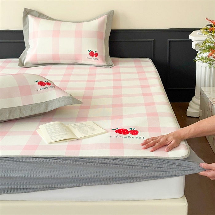 91家纺网 家纺一手货源 找家纺 甜梦 2024新款母婴级7A抗菌养生冰藤席影棚1—床笠款 格子草莓（床笠款）