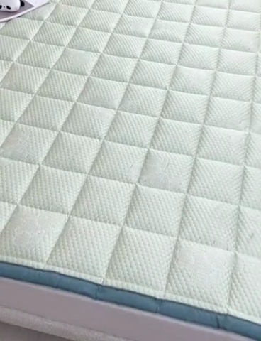 91家纺网 家纺一手货源 找家纺 富威堡家纺  2025高端凉感豆豆凉席款加棉加厚棉花床垫   尊贵绿