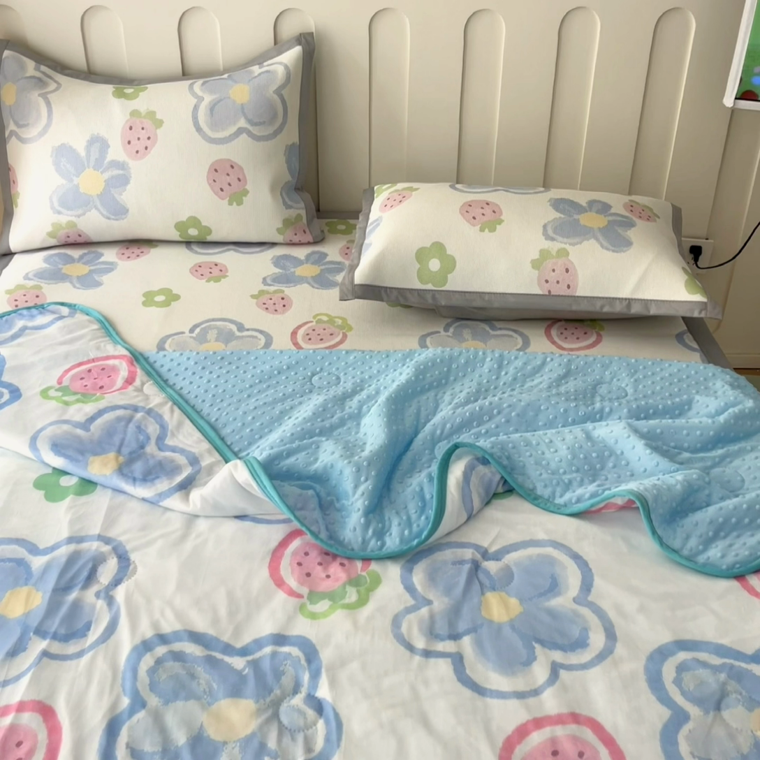 91家纺网 家纺一手货源 找家纺 安哆啦 2024新款A类凉感丝冰豆豆夏被冰丝席冰藤席四件套 夏被-草莓蓝花