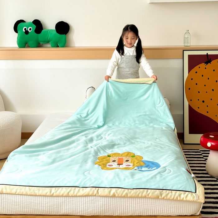 91家纺网 家纺一手货源 找家纺 喜多兔儿童家纺 2024新款莫代尔夏被空调被-萌宝宝系列 湖蓝色小狮子芯芯