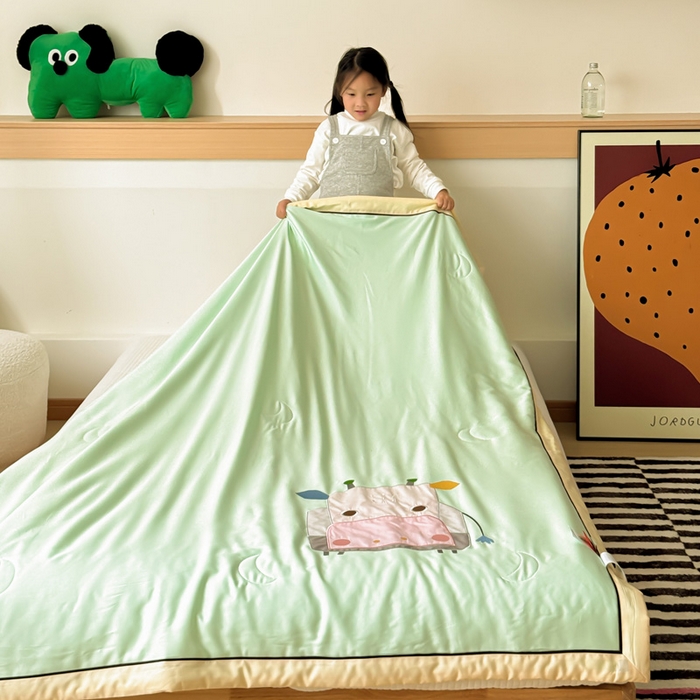 91家纺网 家纺一手货源 找家纺 喜多兔儿童家纺 2024新款莫代尔夏被空调被-萌宝宝系列 绿色小牛宝宝