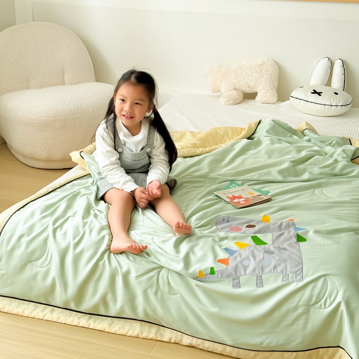 91家纺网 家纺一手货源 找家纺 喜多兔儿童家纺 2024新款莫代尔夏被空调被-萌宝宝系列 绿色小恐龙亮亮