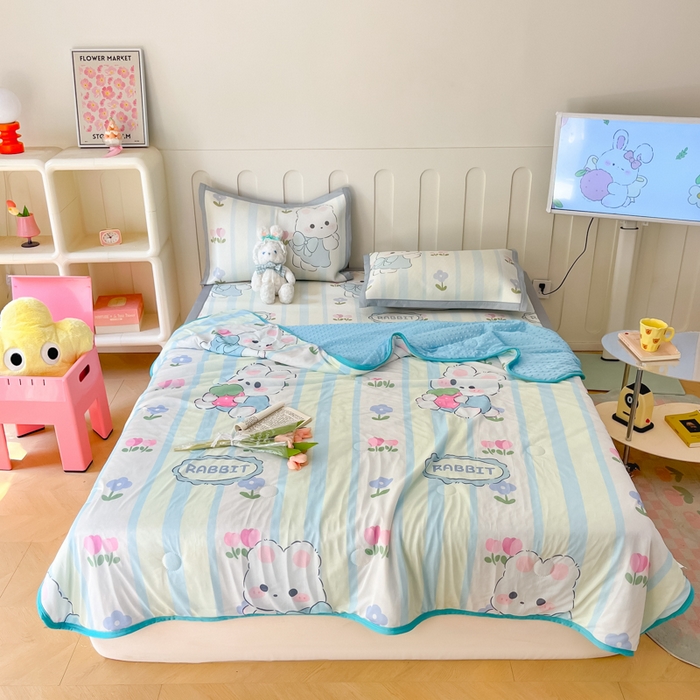 91家纺网 家纺一手货源 找家纺 安哆啦 2024新款A类凉感丝冰豆豆夏被冰丝席冰藤席四件套 夏被-花中兔