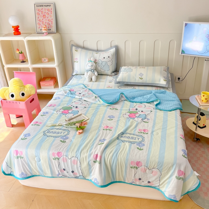 91家纺网 家纺一手货源 找家纺 安哆啦 2024新款A类凉感丝冰豆豆夏被冰丝席冰藤席四件套 夏被-花中兔