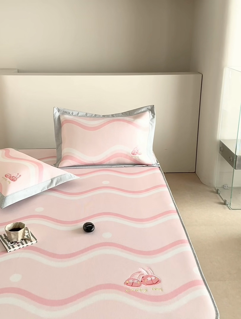 91家纺网 家纺一手货源 找家纺 甜梦 2024新款母婴级7A抗菌养生冰藤席影棚1—床笠款 波浪调皮兔（床笠款）