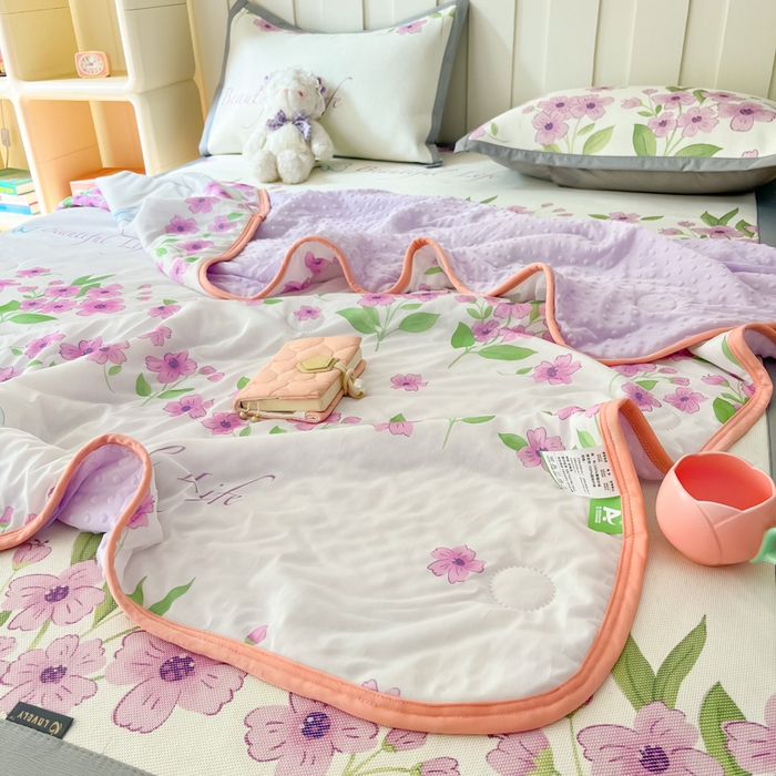 91家纺网 家纺一手货源 找家纺 安哆啦 2024新款A类凉感丝冰豆豆夏被冰丝席冰藤席四件套 夏被-浪漫花语