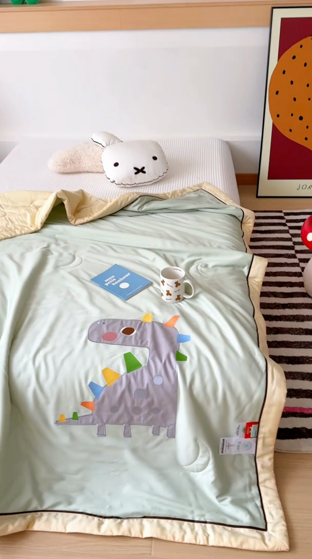 91家纺网 家纺一手货源 找家纺 喜多兔儿童家纺 2024新款莫代尔夏被空调被-萌宝宝系列 绿色小恐龙亮亮