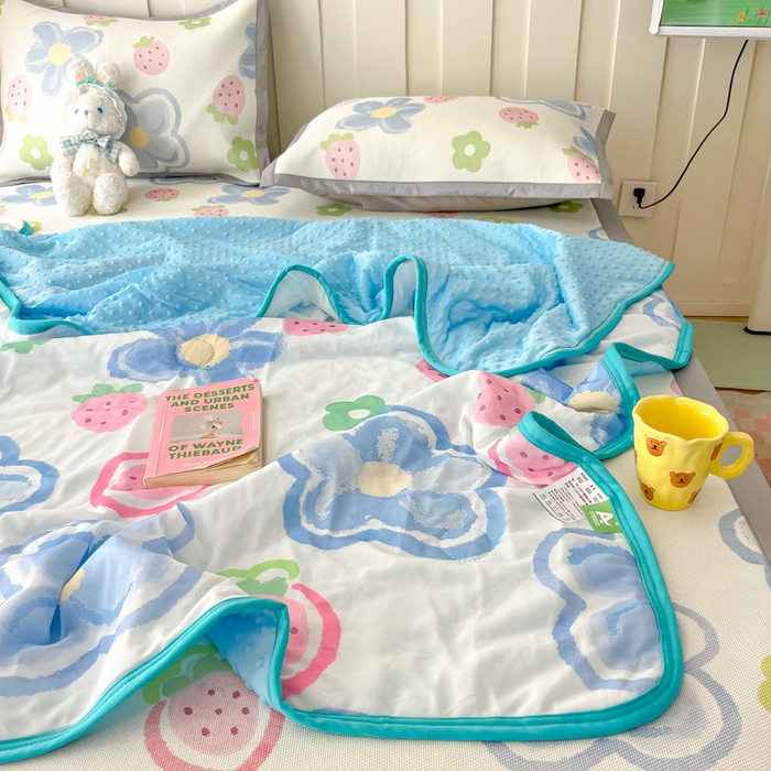 91家纺网 家纺一手货源 找家纺 安哆啦 2024新款A类凉感丝冰豆豆夏被冰丝席冰藤席四件套 夏被-草莓蓝花