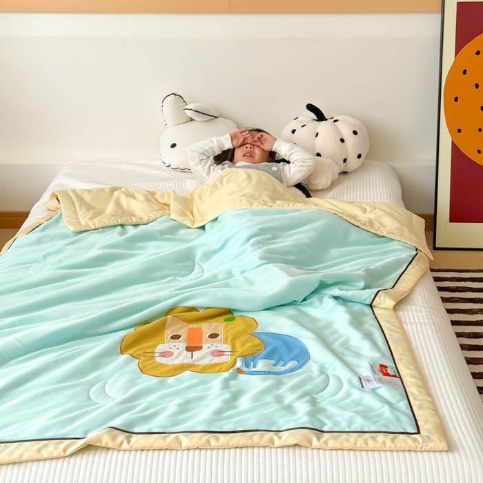 91家纺网 家纺一手货源 找家纺 喜多兔儿童家纺 2024新款莫代尔夏被空调被-萌宝宝系列 湖蓝色小狮子芯芯
