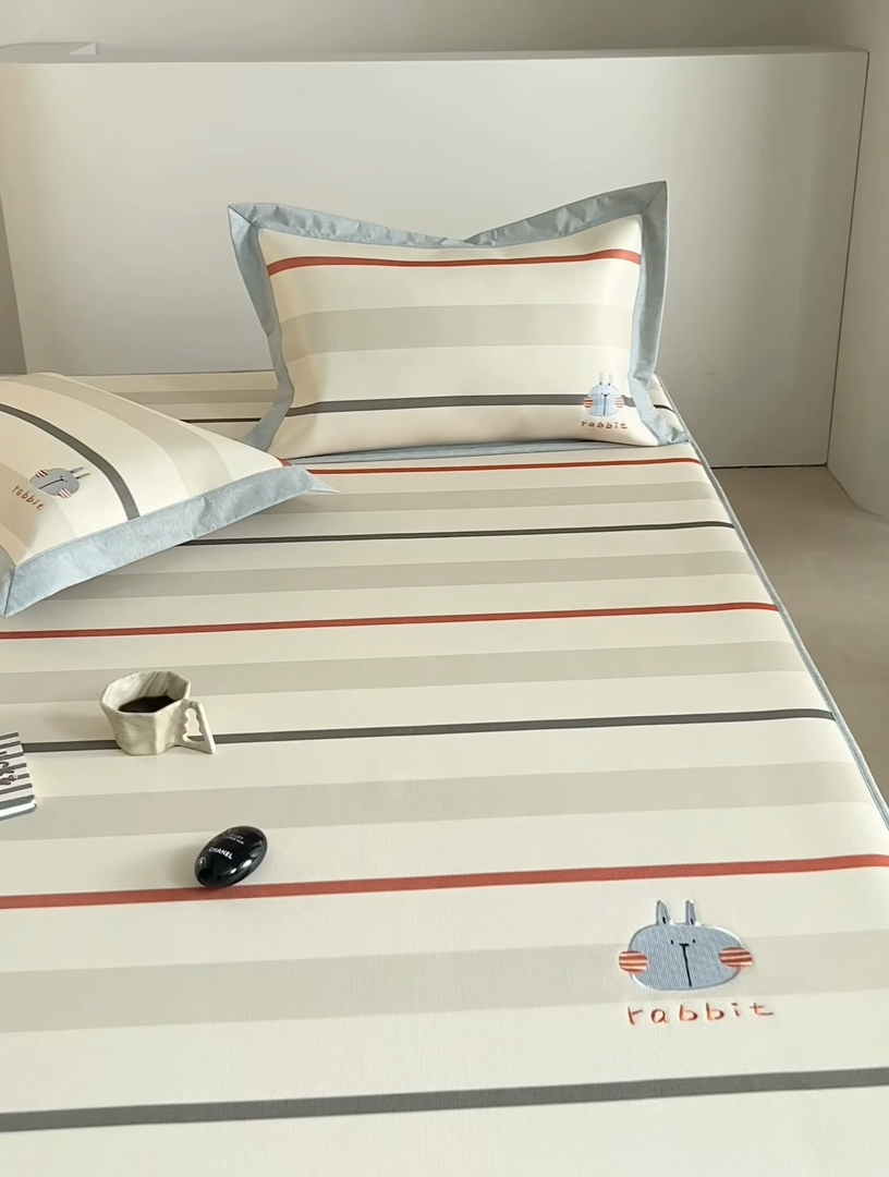 91家纺网 家纺一手货源 找家纺 甜梦 2024新款母婴级7A抗菌养生冰藤席影棚1—床笠款 条纹小兔（床笠款）