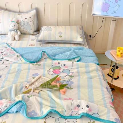91家纺网 家纺一手货源 找家纺 安哆啦 2024新款A类凉感丝冰豆豆夏被冰丝席冰藤席四件套 夏被-花中兔