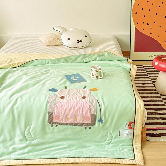 91家纺网 家纺一手货源 找家纺 喜多兔儿童家纺 2024新款莫代尔夏被空调被-萌宝宝系列 绿色小牛宝宝