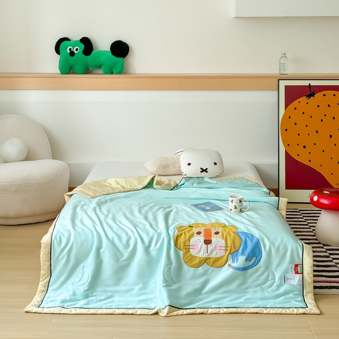 91家纺网 家纺一手货源 找家纺 喜多兔儿童家纺 2024新款莫代尔夏被空调被-萌宝宝系列 湖蓝色小狮子芯芯