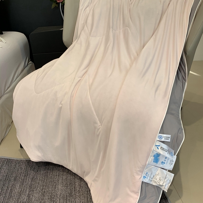 91家纺网 家纺一手货源 找家纺 奈萝家纺 2025新款A类凉感丝小凉皮夏被可机洗夏被新品空调被 嘟嘟粉灰