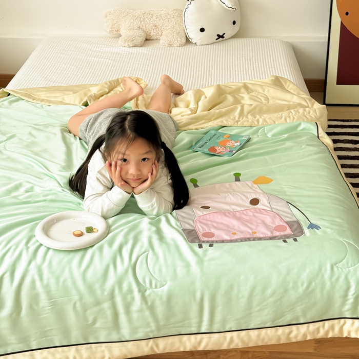 91家纺网 家纺一手货源 找家纺 喜多兔儿童家纺 2024新款莫代尔夏被空调被-萌宝宝系列 绿色小牛宝宝
