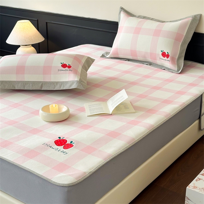 91家纺网 家纺一手货源 找家纺 甜梦 2024新款母婴级7A抗菌养生冰藤席影棚1—床笠款 格子草莓（床笠款）