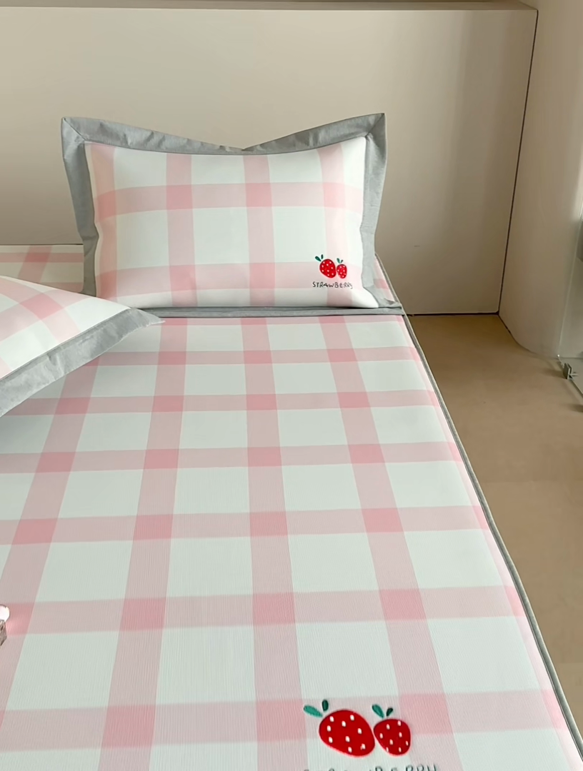 91家纺网 家纺一手货源 找家纺 甜梦 2024新款母婴级7A抗菌养生冰藤席影棚1—床笠款 格子草莓（床笠款）