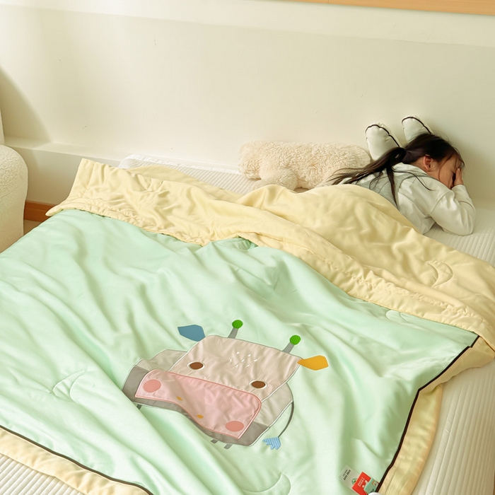 91家纺网 家纺一手货源 找家纺 喜多兔儿童家纺 2024新款莫代尔夏被空调被-萌宝宝系列 绿色小牛宝宝