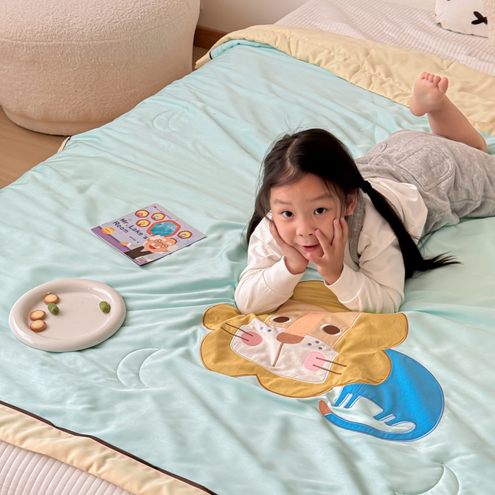 91家纺网 家纺一手货源 找家纺 喜多兔儿童家纺 2024新款莫代尔夏被空调被-萌宝宝系列 湖蓝色小狮子芯芯