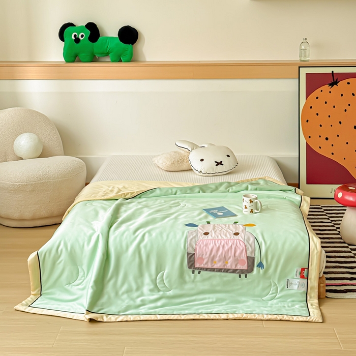 91家纺网 家纺一手货源 找家纺 喜多兔儿童家纺 2024新款莫代尔夏被空调被-萌宝宝系列 绿色小牛宝宝