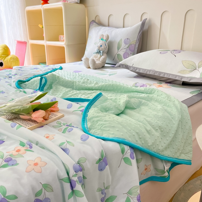 91家纺网 家纺一手货源 找家纺 安哆啦 2024新款A类凉感丝冰豆豆夏被冰丝席冰藤席四件套 夏被-蓝莓