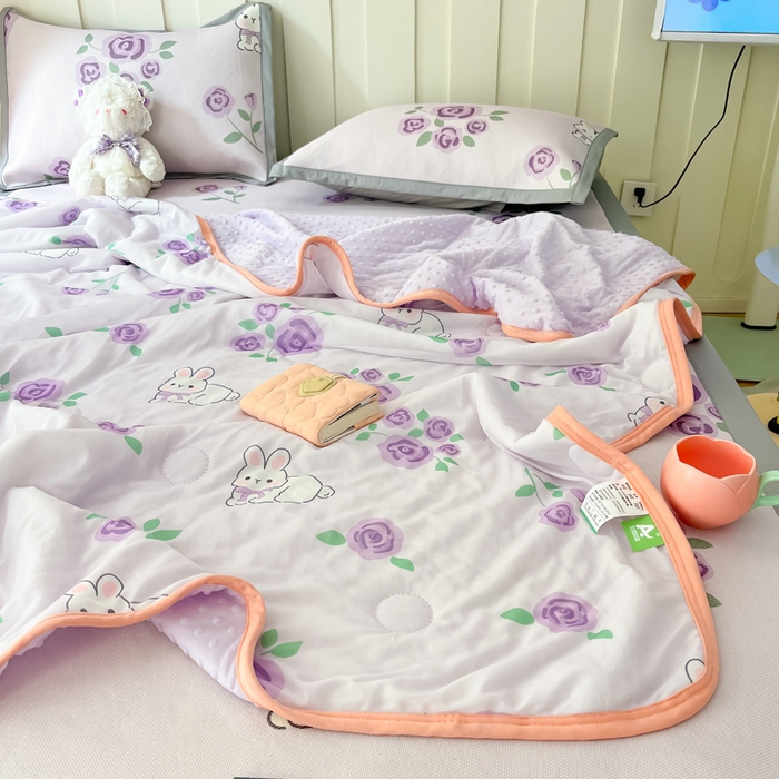 91家纺网 家纺一手货源 找家纺 安哆啦 2024新款A类凉感丝冰豆豆夏被冰丝席冰藤席四件套 夏被-紫花兔