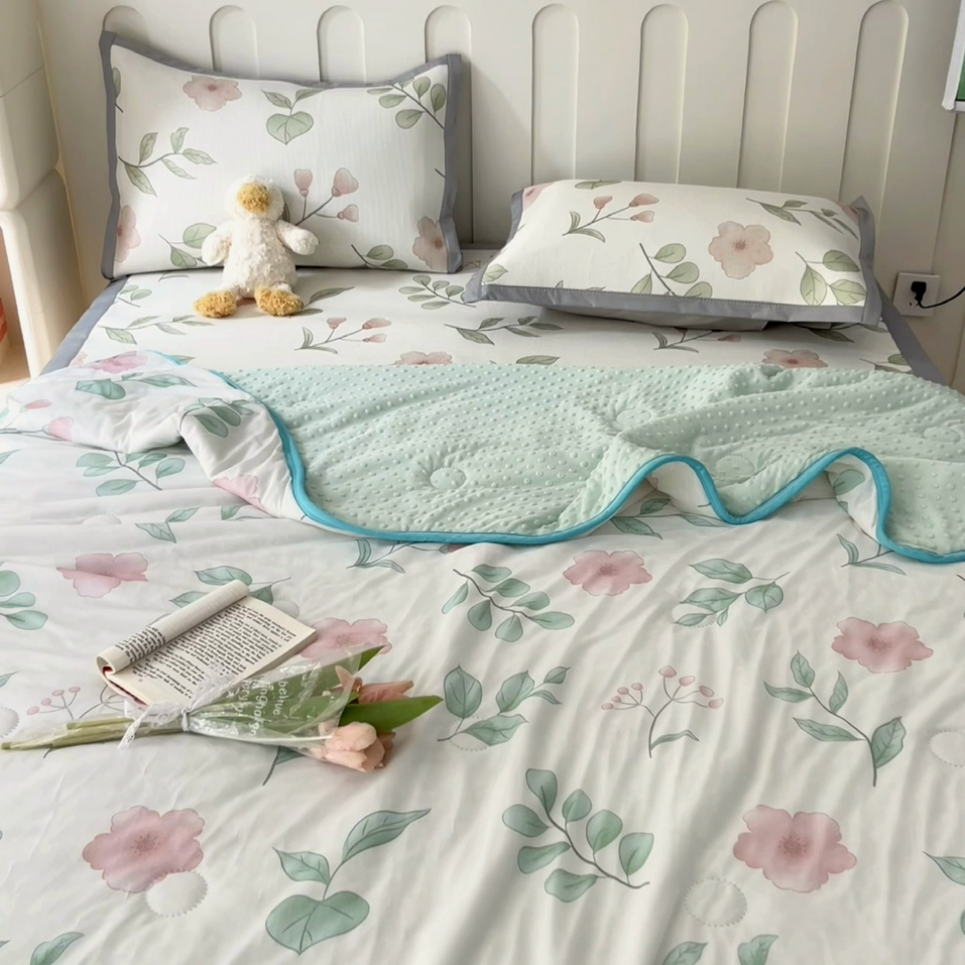 91家纺网 家纺一手货源 找家纺 安哆啦 2024新款A类凉感丝冰豆豆夏被冰丝席冰藤席四件套 夏被-花丛间