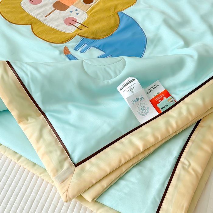 91家纺网 家纺一手货源 找家纺 喜多兔儿童家纺 2024新款莫代尔夏被空调被-萌宝宝系列 湖蓝色小狮子芯芯