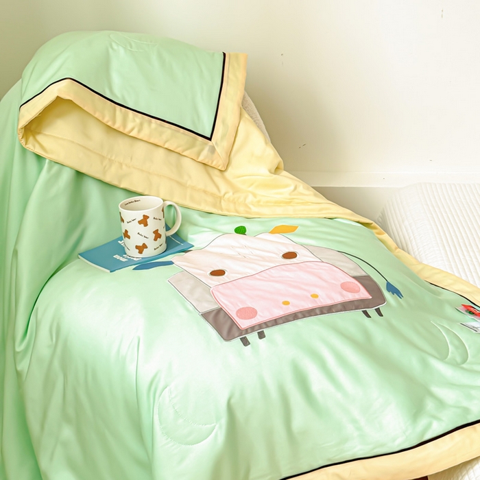 91家纺网 家纺一手货源 找家纺 喜多兔儿童家纺 2024新款莫代尔夏被空调被-萌宝宝系列 绿色小牛宝宝