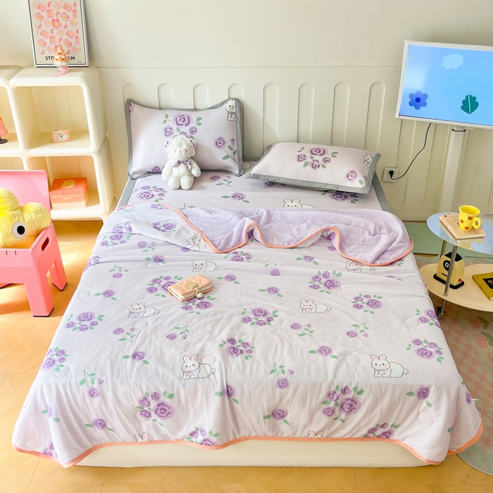 91家纺网 家纺一手货源 找家纺 安哆啦 2024新款A类凉感丝冰豆豆夏被冰丝席冰藤席四件套 夏被-紫花兔