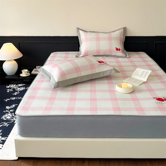 91家纺网 家纺一手货源 找家纺 甜梦 2024新款母婴级7A抗菌养生冰藤席影棚1—床笠款 格子草莓（床笠款）