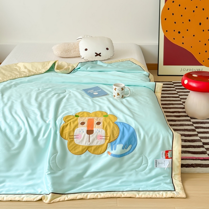 91家纺网 家纺一手货源 找家纺 喜多兔儿童家纺 2024新款莫代尔夏被空调被-萌宝宝系列 湖蓝色小狮子芯芯