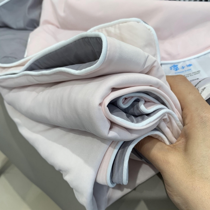 91家纺网 家纺一手货源 找家纺 奈萝家纺 2025新款A类凉感丝小凉皮夏被可机洗夏被新品空调被 嘟嘟粉灰